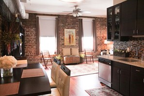 Interior - Fabulous location, wonderful accommodations, walk to everything!! (Savannah)