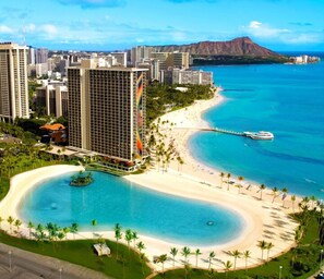 Ett hotell vid stranden med pool, tillgång till stranden och utsikt över havet.