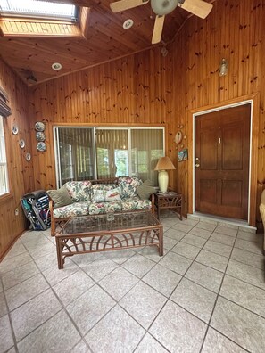 TV connectée, lecteur de DVD, livres