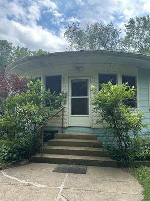 Exterior detail - Close To Beach ~ Private Lovely Pool ~ Family-Friendly Vacation Getaway!   (Union Pier)