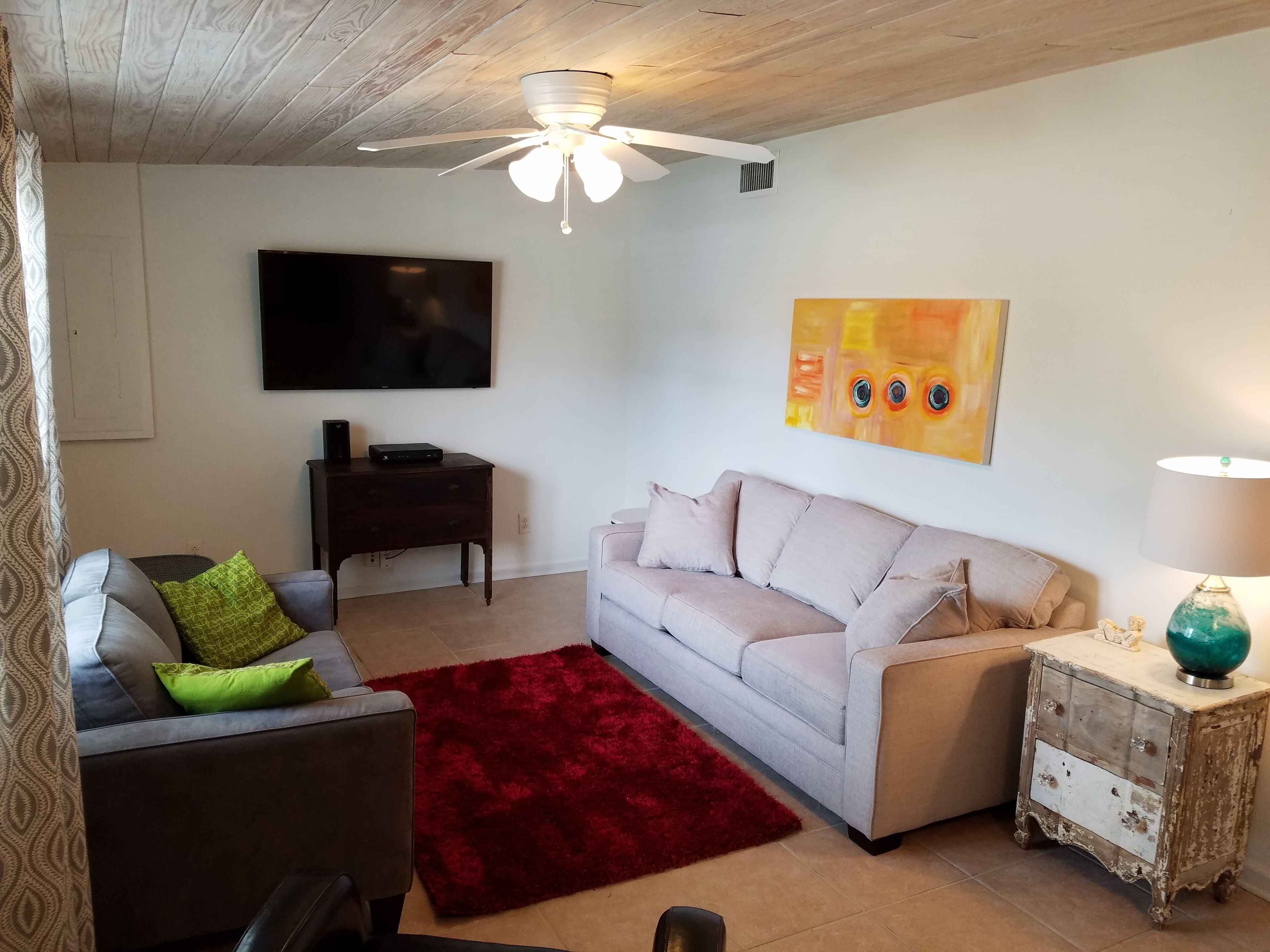 Cozy, Modern House-quick walk to the beach! NO STAIRS TO CLIMB