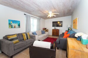 Smart TV - Cozy, Modern House-quick walk to the beach! NO STAIRS TO CLIMB (Pensacola Beach)