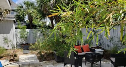 Cozy, Modern House-quick walk to the beach! NO STAIRS TO CLIMB