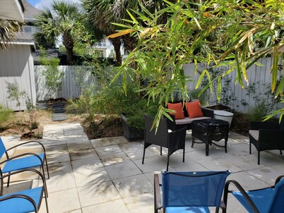 Cozy, Modern House-quick walk to the beach! NO STAIRS TO CLIMB