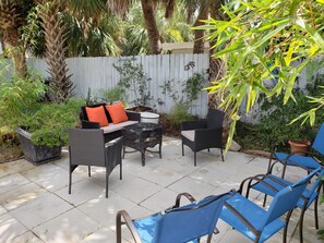 Terrace/patio - Cozy, Modern House-quick walk to the beach! NO STAIRS TO CLIMB (Pensacola Beach)