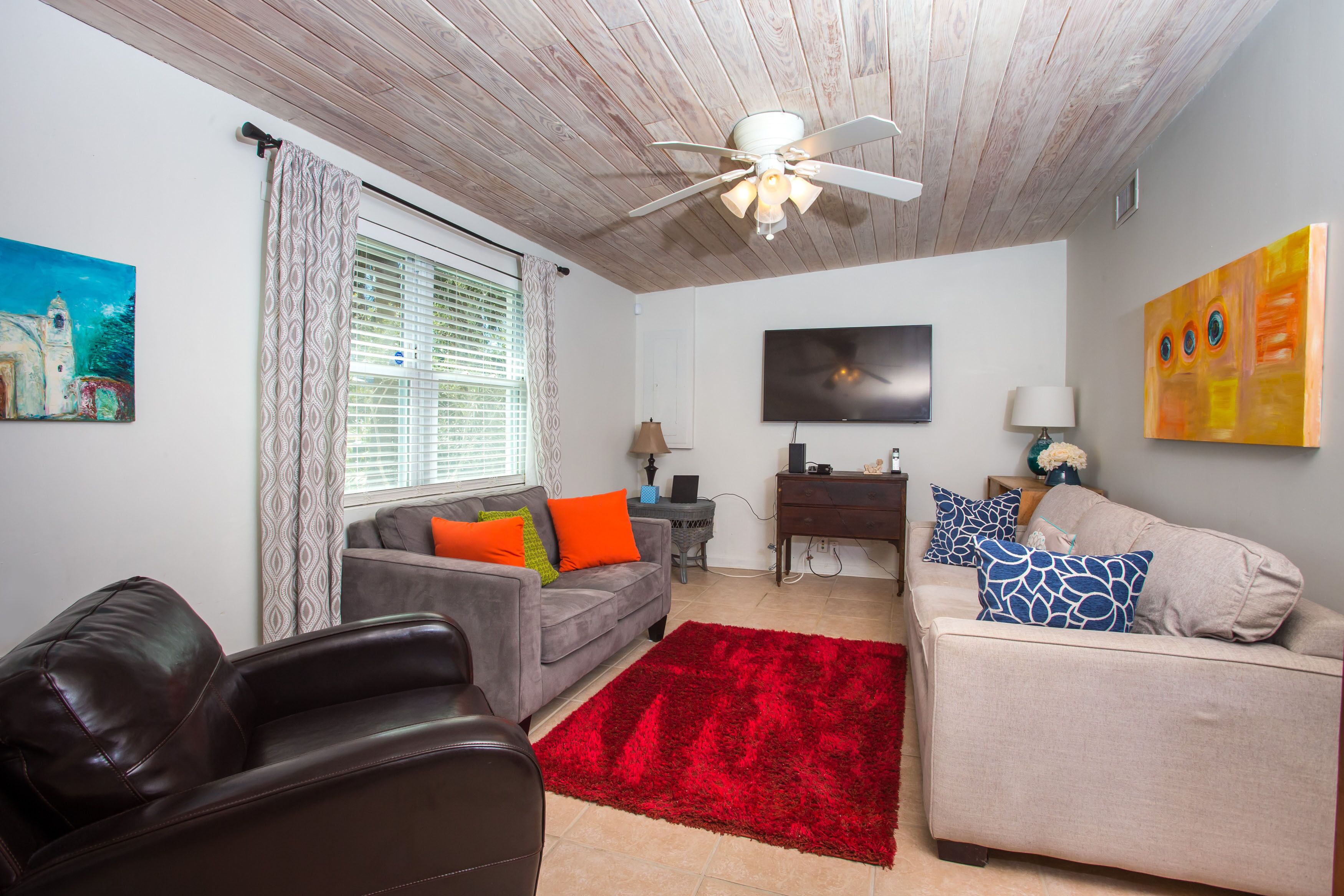 Cozy, Modern House-quick walk to the beach! NO STAIRS TO CLIMB