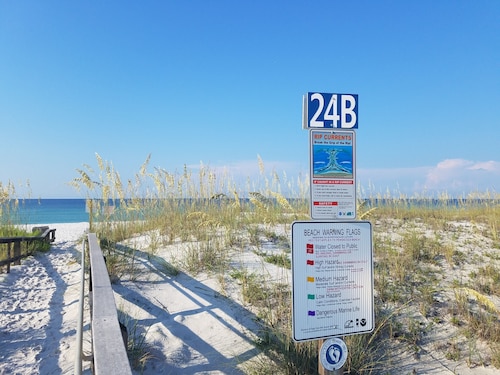 Cozy, Modern House-quick walk to the beach! NO STAIRS TO CLIMB