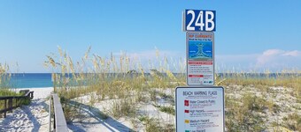 Cozy, Modern House-quick walk to the beach! NO STAIRS TO CLIMB