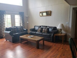 Smart TV, fireplace, DVD player - Smoky Seclusion, Close to the Parkway, private loc (Sevierville)