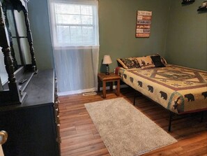 3 bedrooms, desk, iron/ironing board, free WiFi