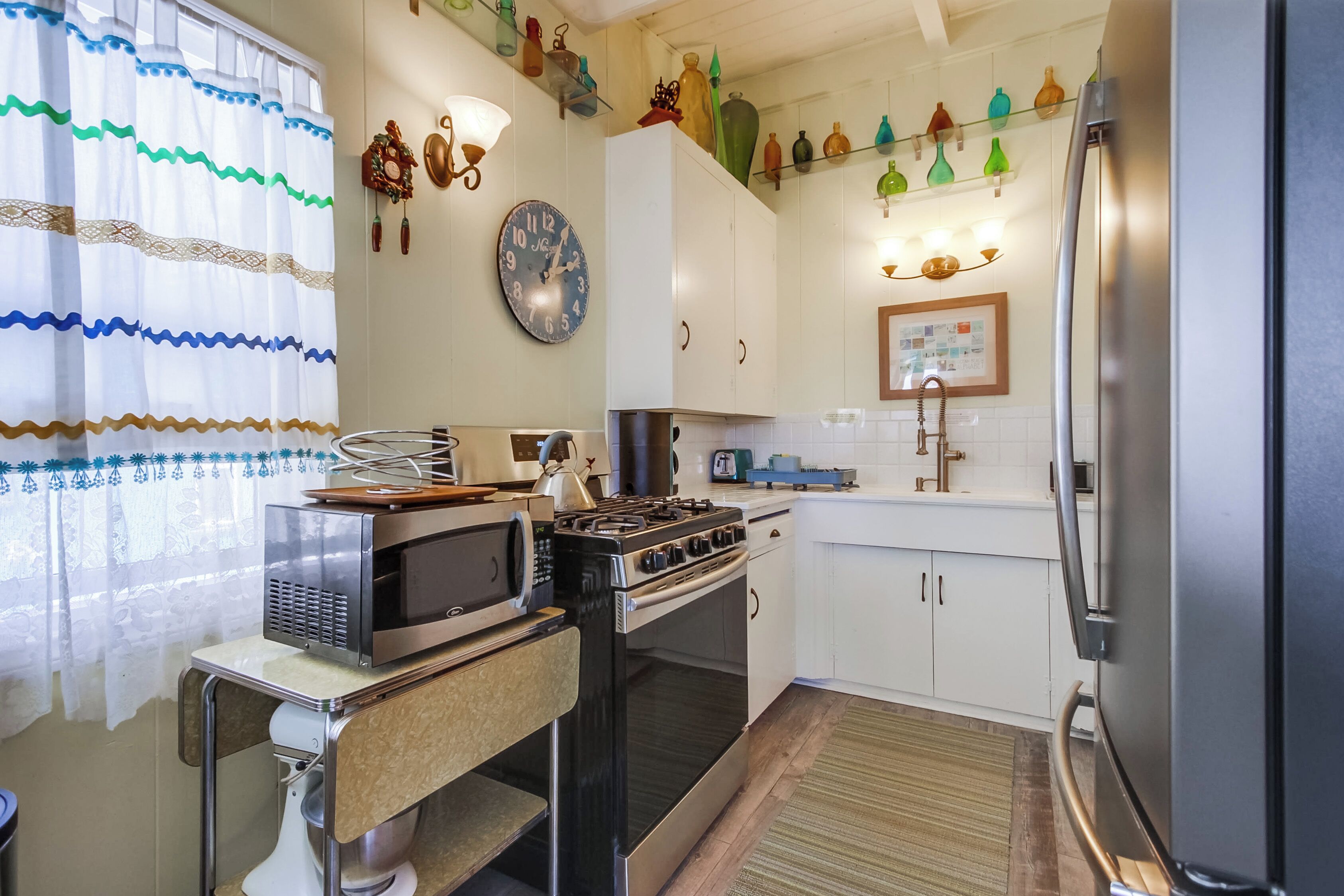 Whimsical Beach Cottage just one block to the beach !