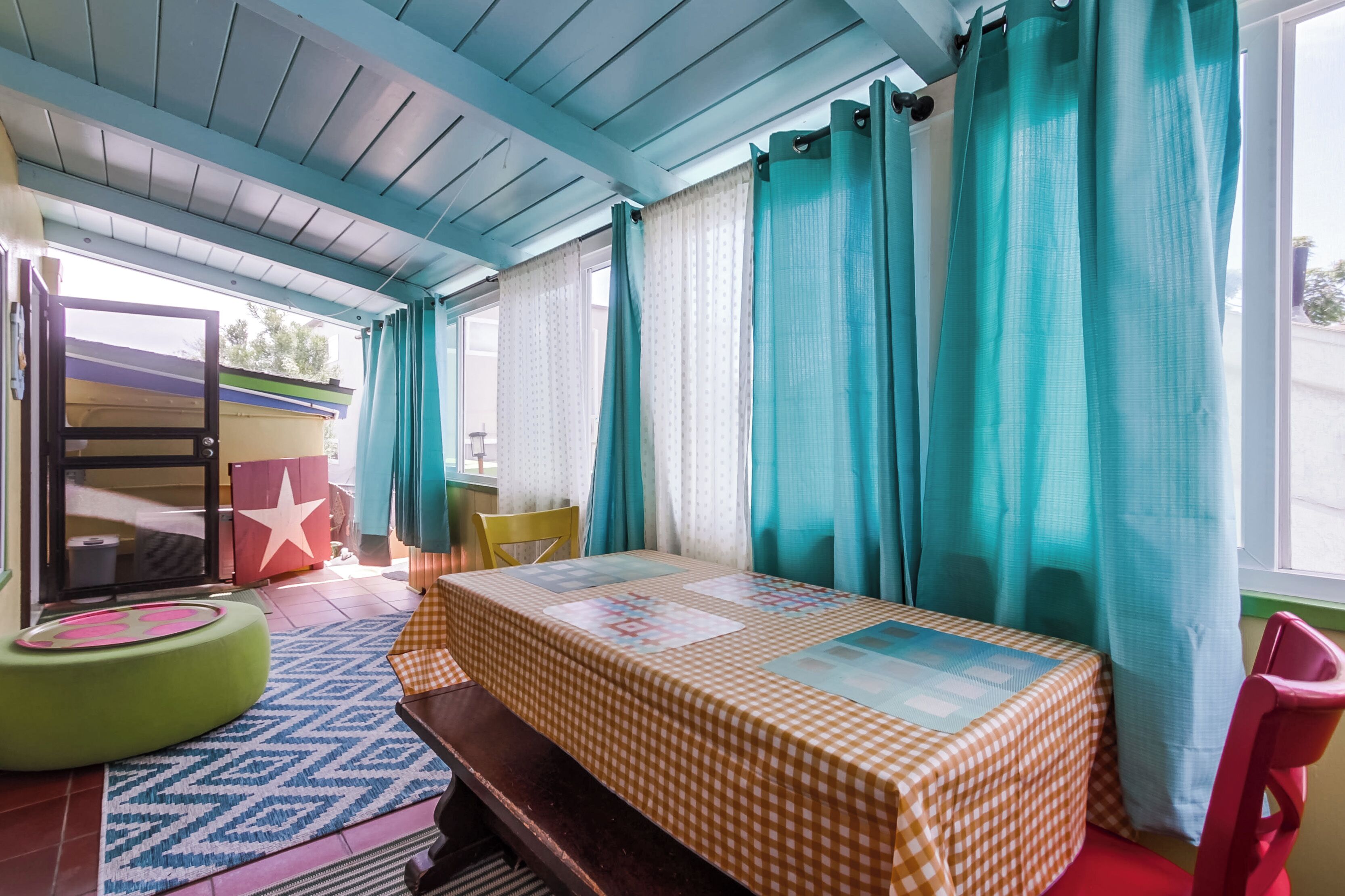 Whimsical Beach Cottage just one block to the beach !