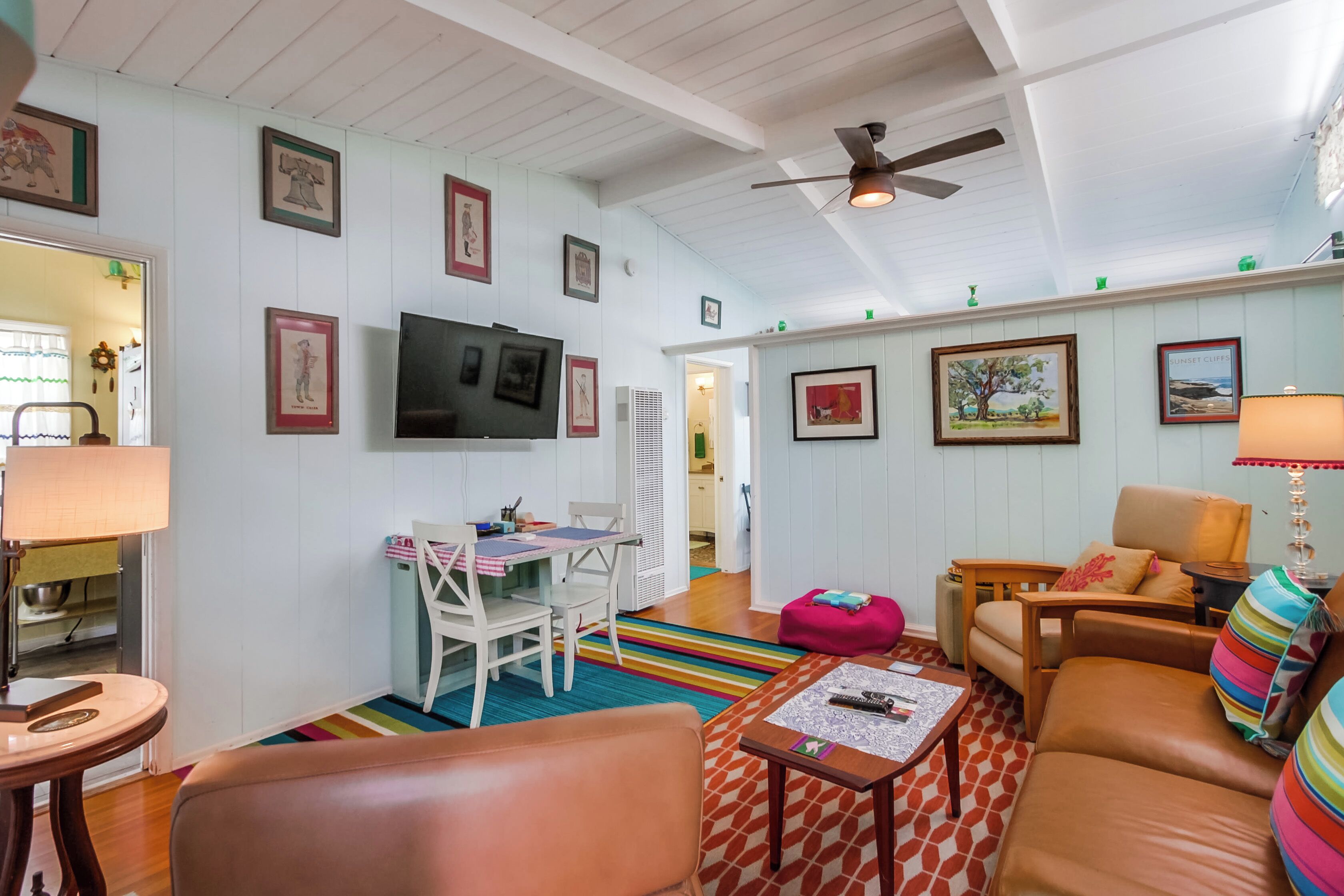 Whimsical Beach Cottage just one block to the beach !