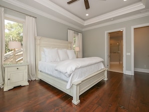 5 bedrooms, desk, iron/ironing board, internet