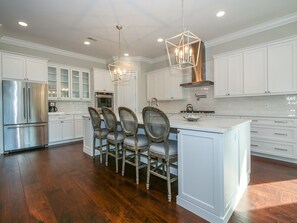 Refrigerador, microondas, horno y lavavajillas 