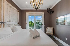 Tabla de planchar con plancha, cuna de viaje, wifi y ropa de cama