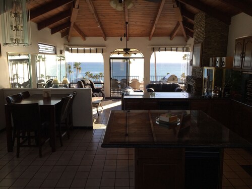 Gigantic House-Great for Familes, Friends, Couples-Ocean Views-Steps to beach