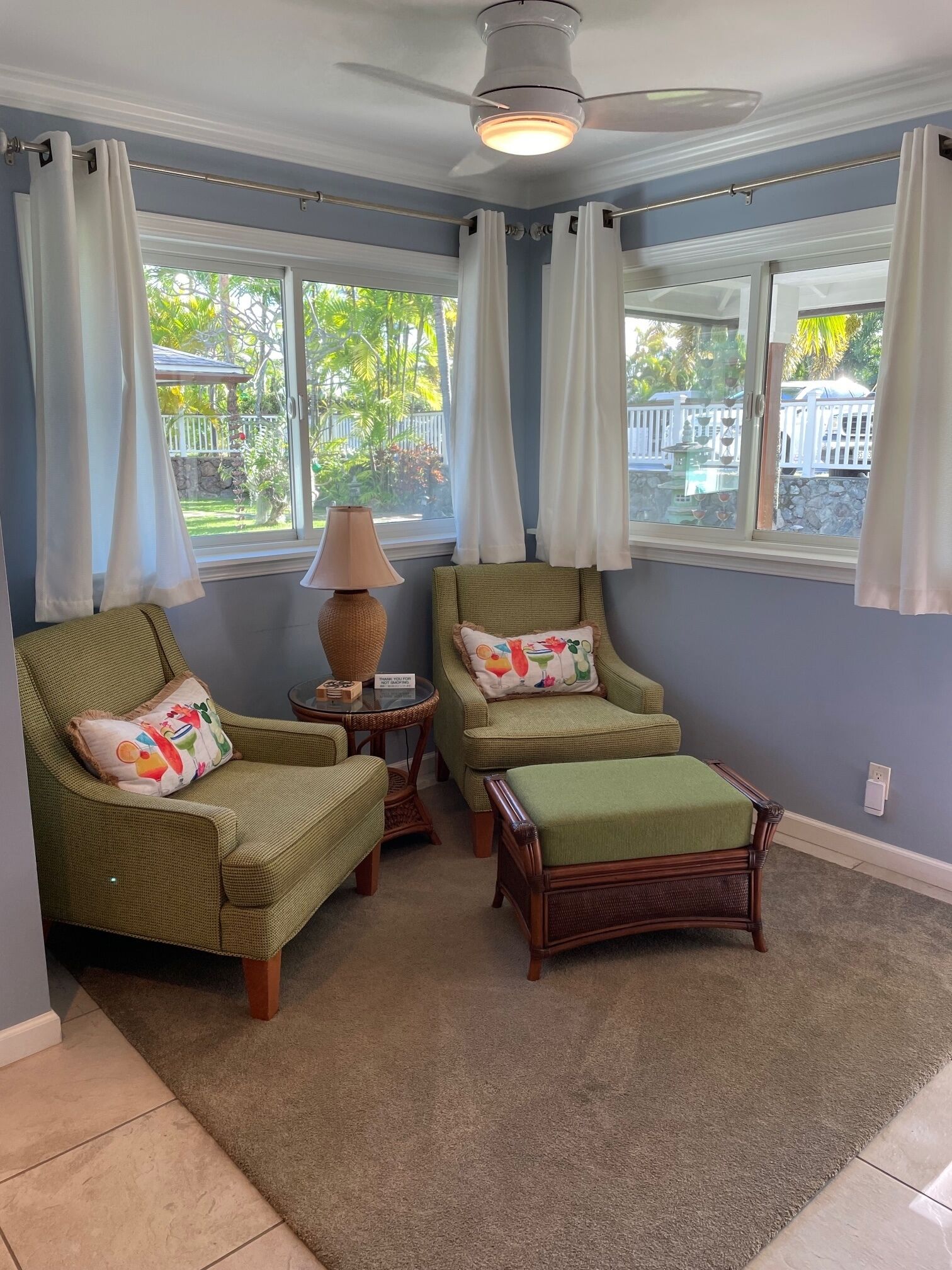 TV connectée, livres, chaîne hi-fi