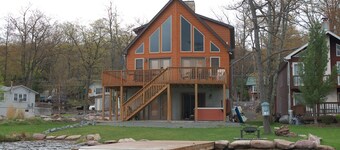 Beautiful Lakefront Home - Hot Tub, Sauna, Pool Table