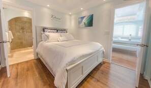 2 habitaciones, escritorio y tabla de planchar con plancha
