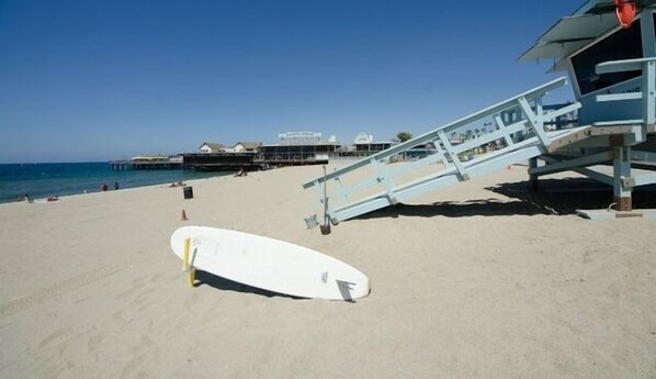 Plage à proximité, chaise longue, serviettes de plage