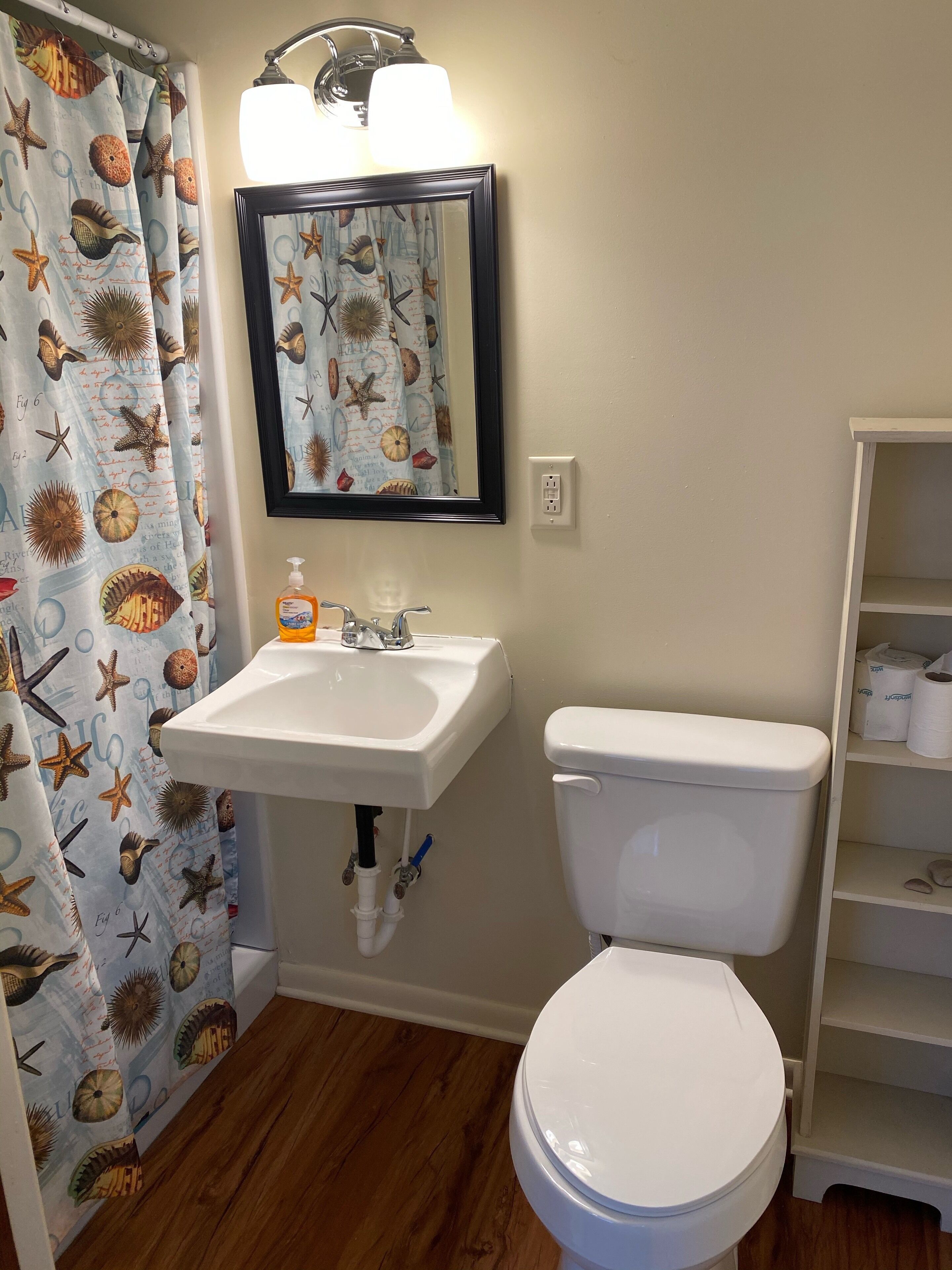 "Deja Blue" unit 5, 1 Bdrm, lower-level apartment on Lake