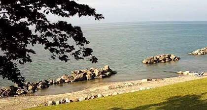 "Deja Blue" -yksikkö 5, 1 makuuhuone, alatason huoneisto järvellä; Holly Hok -vuokraus