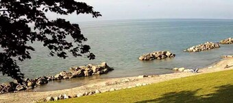 "Deja Blue" unit 5, 1 Bdrm, lower-level apartment on Lake