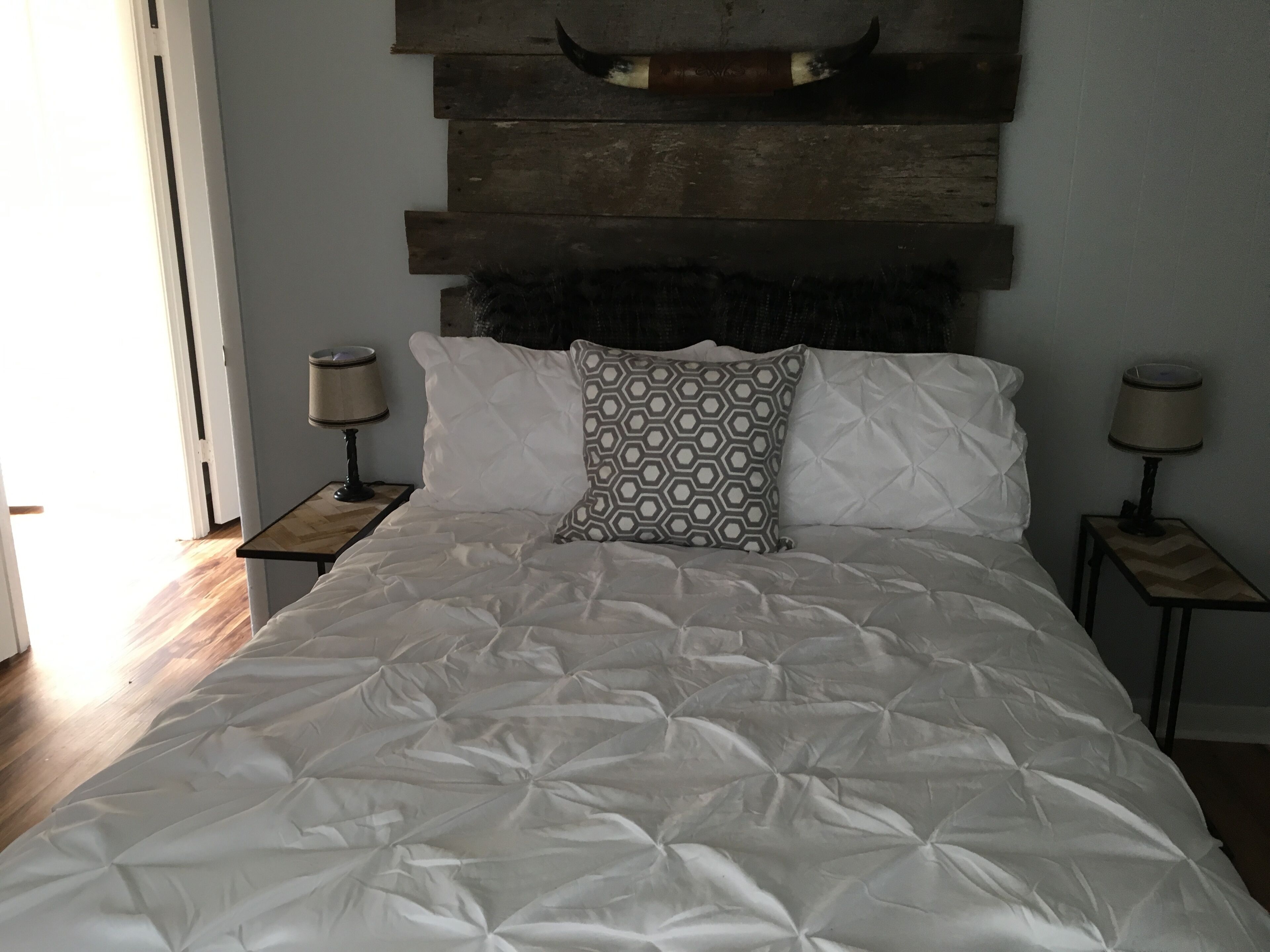 Breezeway Bay Waterfront Cabin with New Boathouse/ Plenty of parking