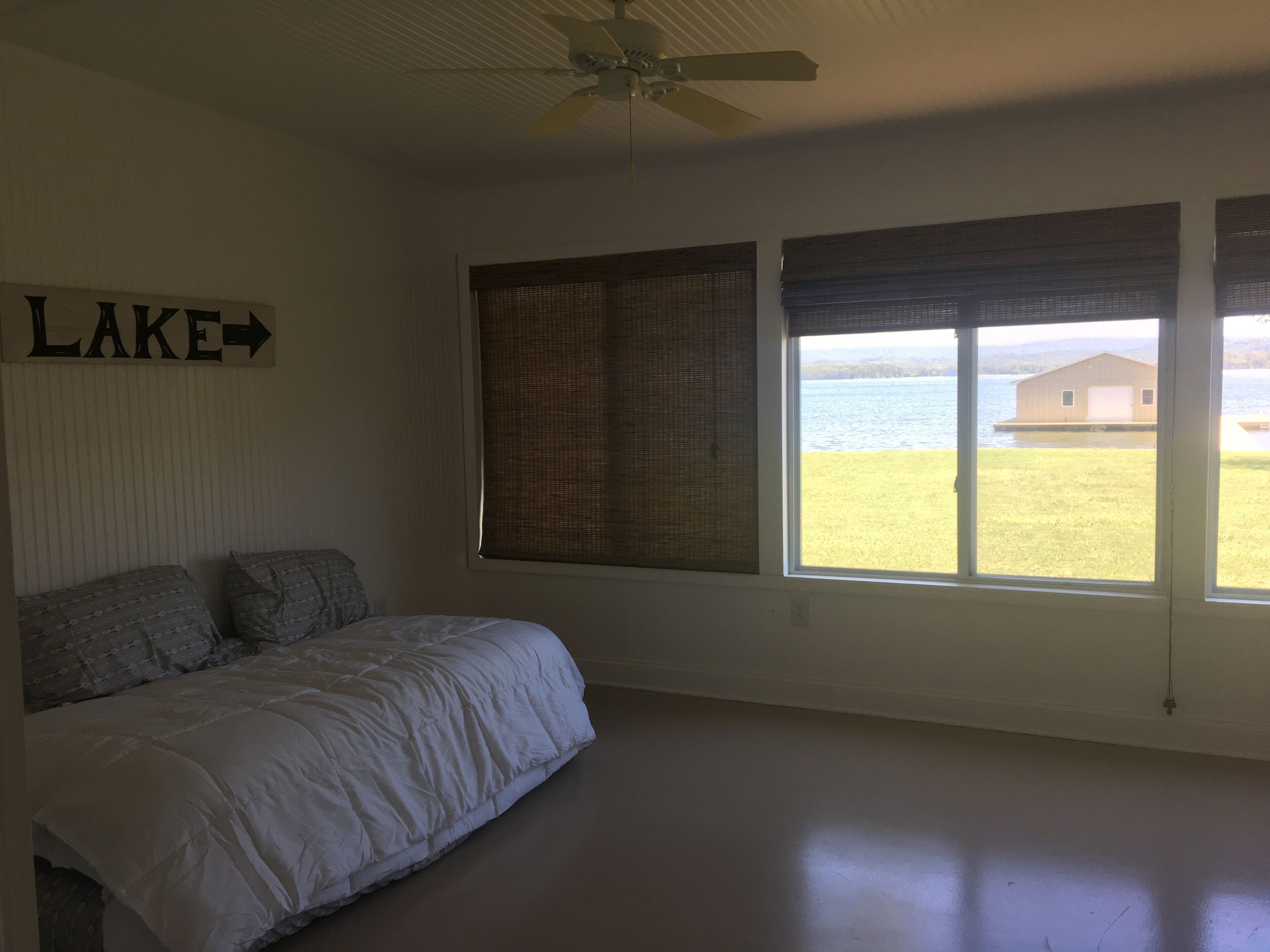 Breezeway Bay Waterfront Cabin with New Boathouse/ Plenty of parking