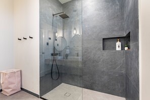 Dusche, Haartrockner, Handtücher, Seife