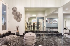 Interior - Stylish Retreat in Lima, Comfort & Great Amenities (La Molina)