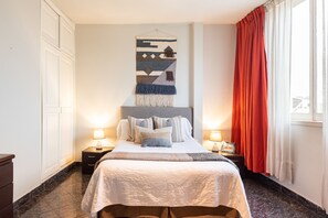 5 slaapkamers, een strijkplank/strijkijzer, reisbedje, gratis wifi