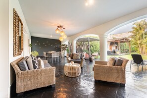 Outdoor dining - Stylish Retreat in Lima, Comfort & Great Amenities (La Molina)