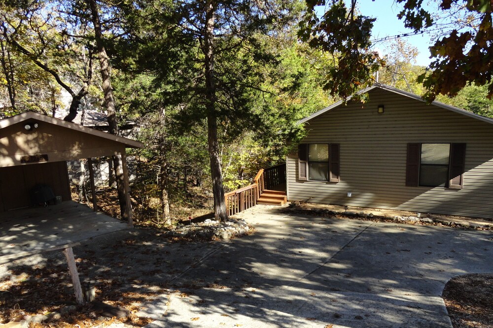 HOJO's-Lakefront-Lakeview Home in a Private Setting-Marina Nearby-Community Pool