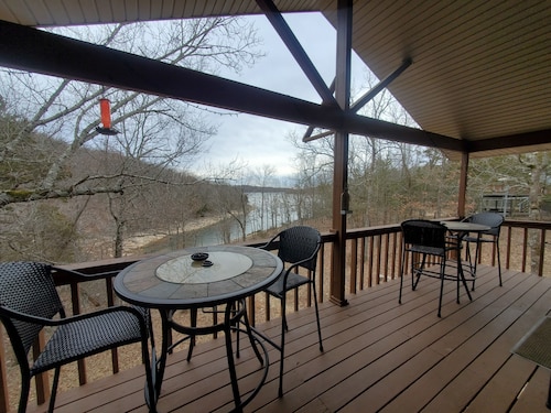 Hojo's-Lakefront-Lakeview Home in a Private Setting-Marina Nearby-Community Pool