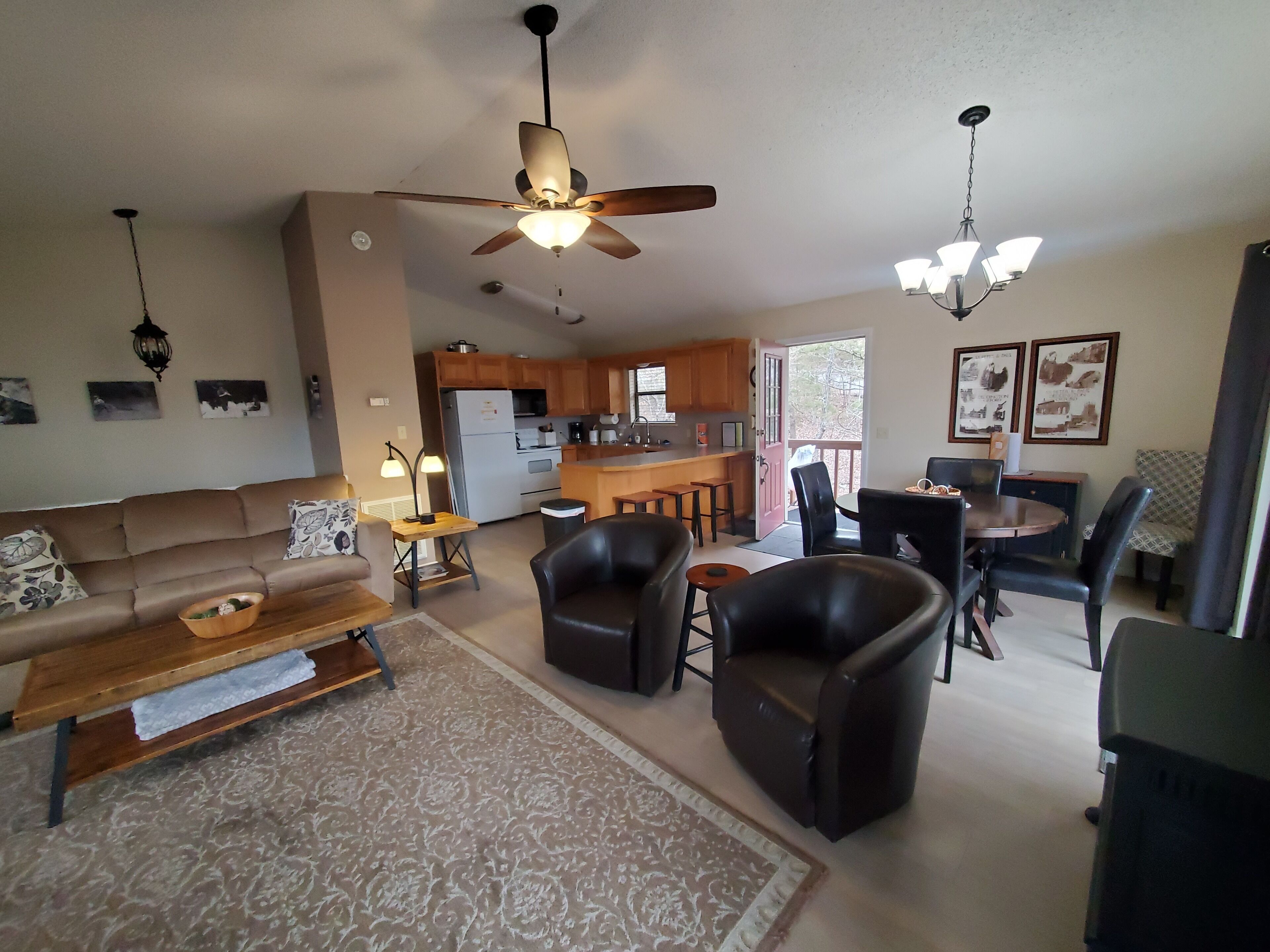 HOJO's-Lakefront-Lakeview Home in a Private Setting-Marina Nearby-Community Pool