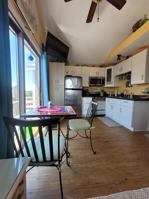 Jääkaappi, mikroaaltouuni, uuni, liesi