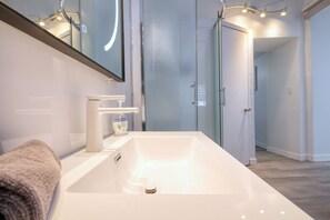 Baignoire, articles de toilette gratuits, sèche-cheveux