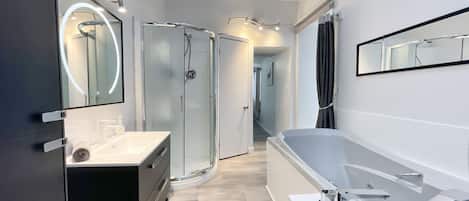 Baignoire, articles de toilette gratuits, sèche-cheveux