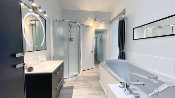 Bathtub, free toiletries, hair dryer, towels