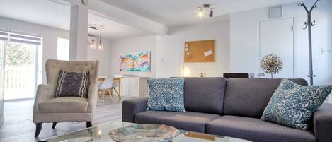 Televisio, kirjoja, stereot