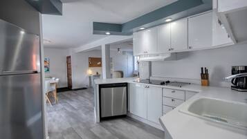 Réfrigérateur, micro-ondes, plaque de cuisson, lave-vaisselle