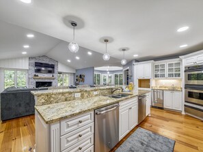 冰箱、微波炉、烤箱、洗碗机