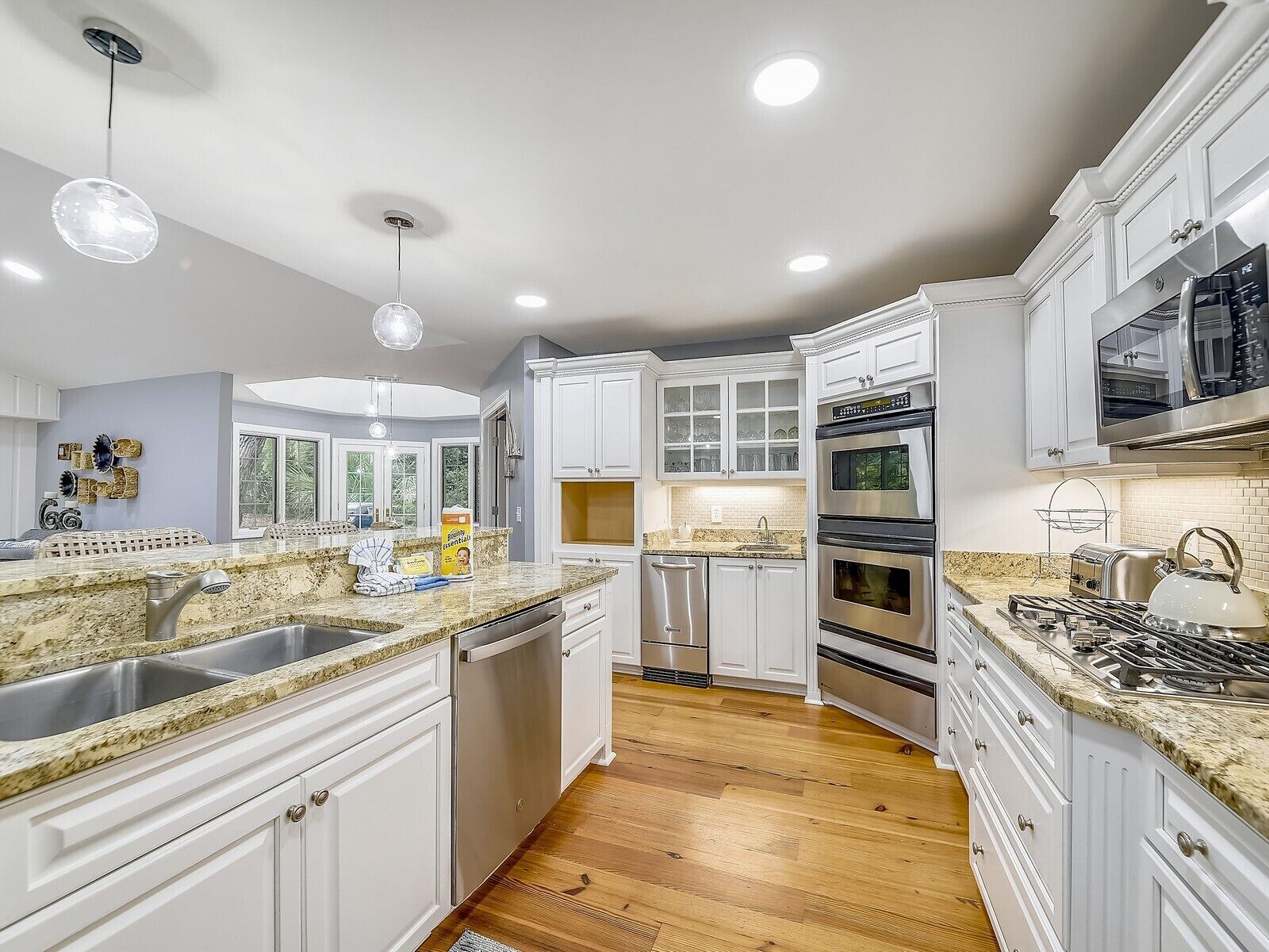 雪櫃、微波爐、焗爐、洗碗機