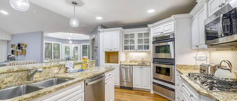 Kylskåp, mikrovågsugn, ugn och diskmaskin