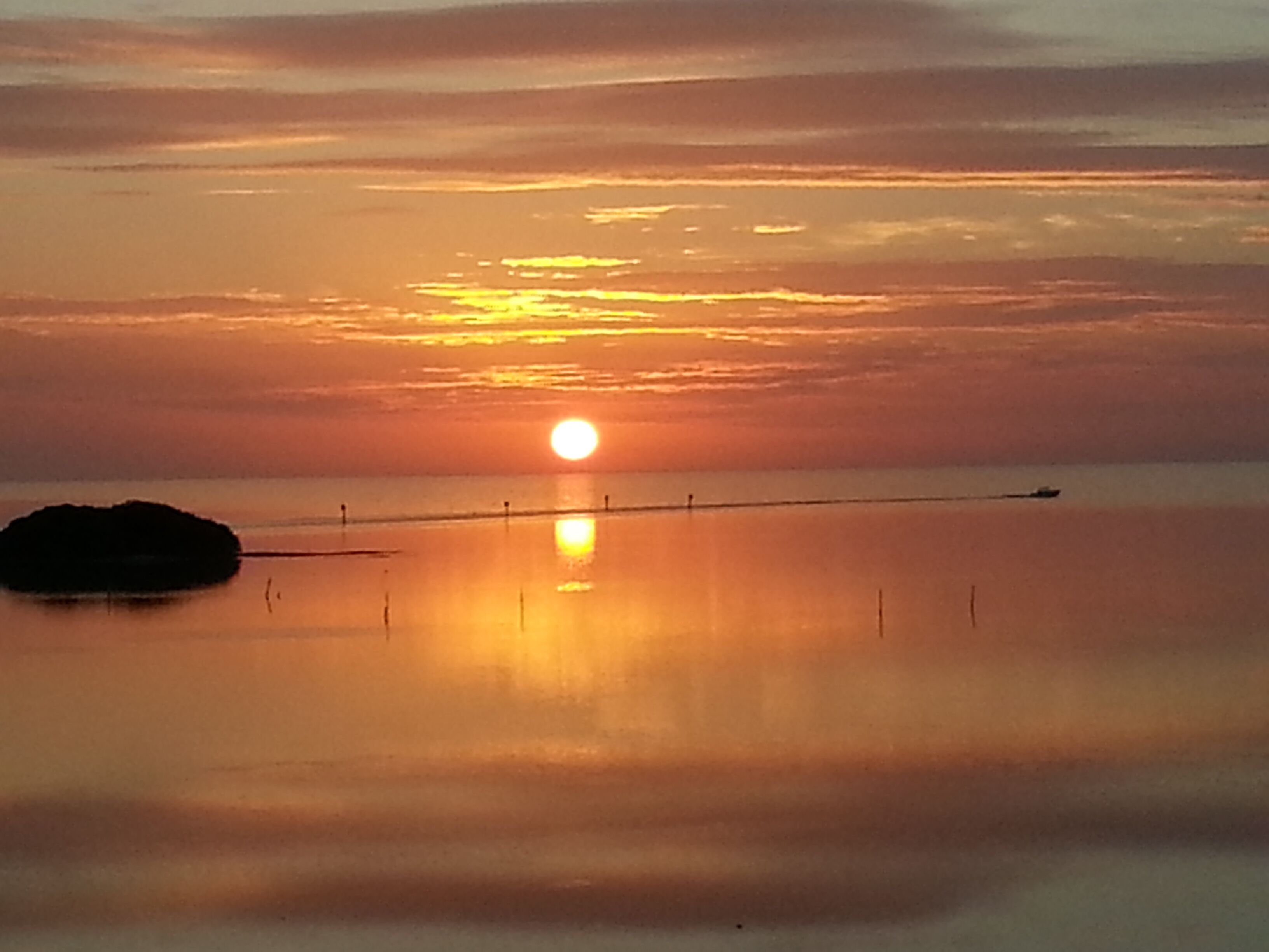 Rannalla, aurinkotuoleja, rantapyyhkeitä