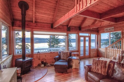 Relaxing beachfront setting to watch wildlife and tides!  Kayaks & fun included!