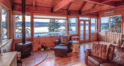 Relaxing beachfront setting to watch wildlife and tides! Kayaks & fun included!