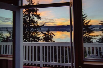 Relaxing beachfront setting to watch wildlife and tides!  Kayaks & fun included!